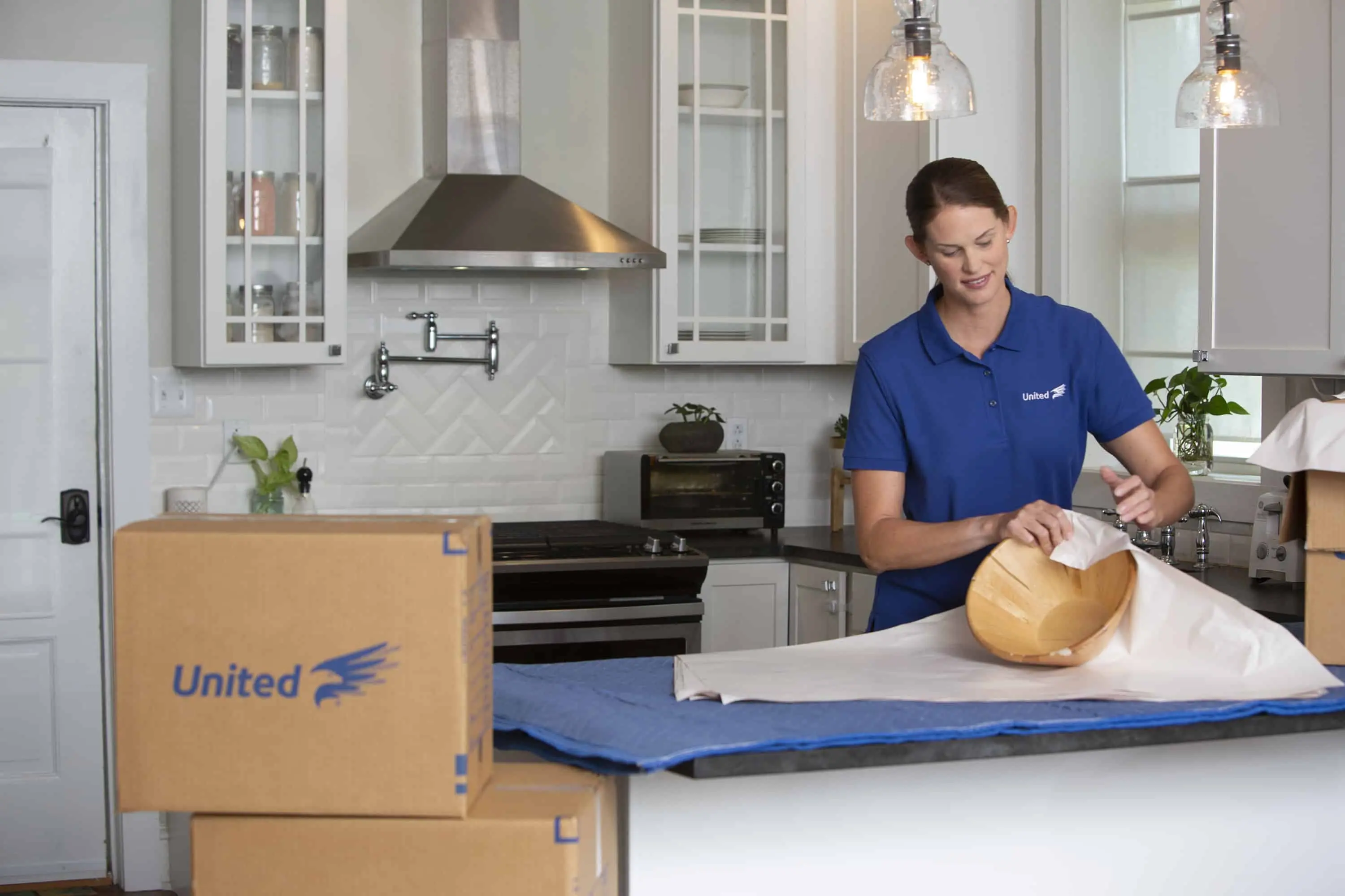 united mover packing up a customer's kitchen - United Van Lines®