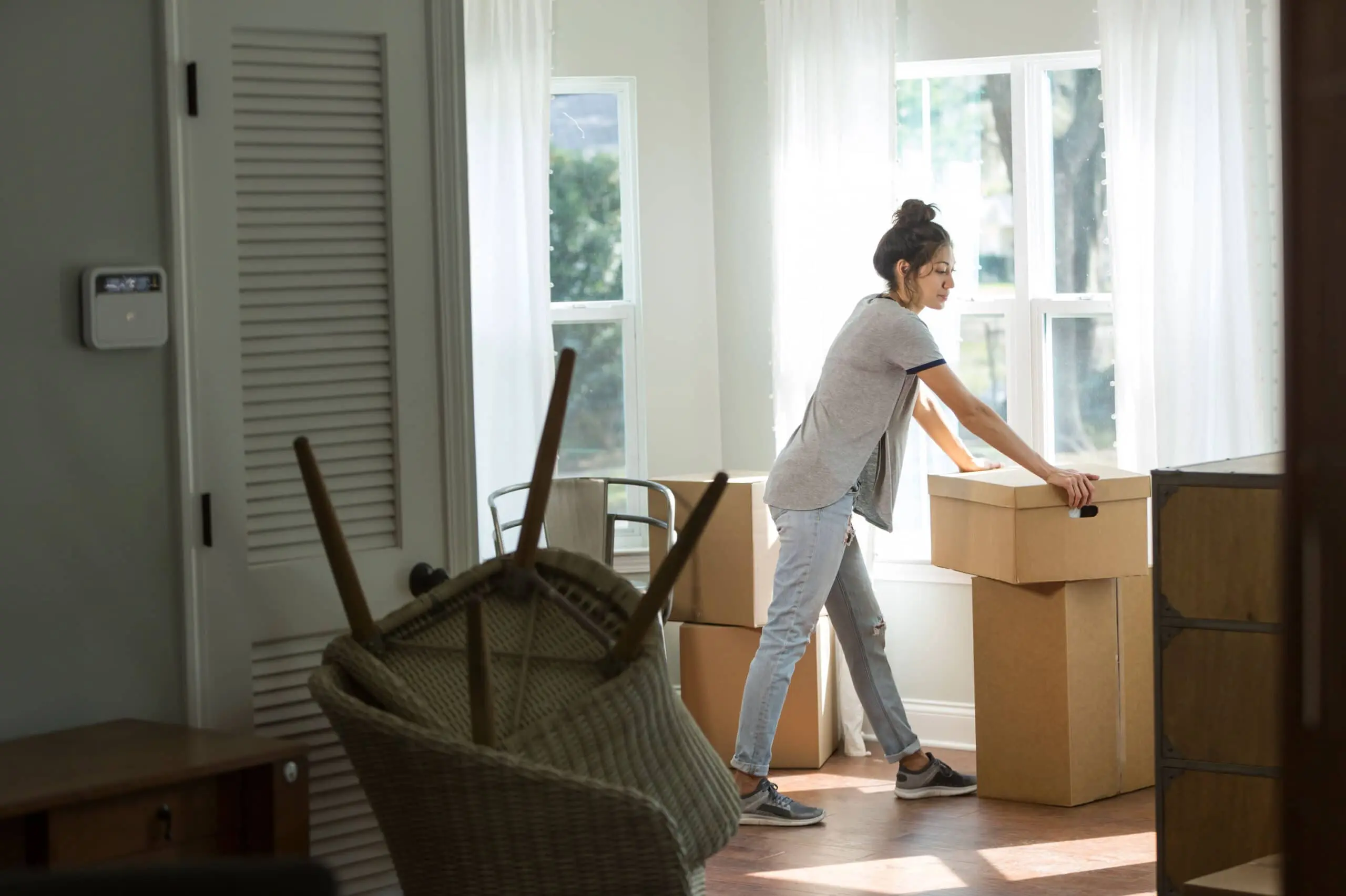 A woman pushing the moving box - Manage an emergency move - United Van Lines